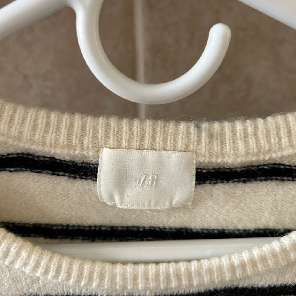 H&M Sweater - Picture 3 of 6